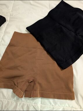 TWO Shorts Seamless Ribbed High-Waist Women’s Shorts - Black & Brown